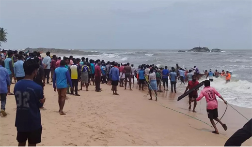 boat capsizes